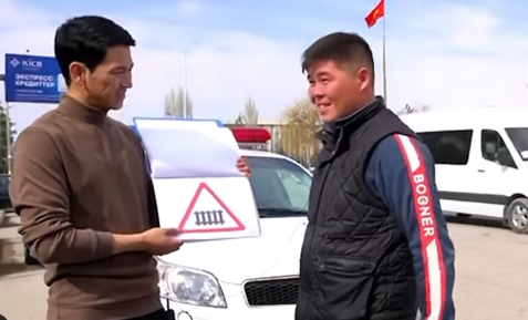 Жол белгилерин билбей калган айдоочулардын видеосун кайрадан бөлүштү