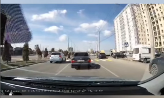 Бишкекте кызды унаа сүзгөн учур видеого түшүп калган