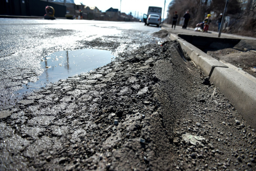 Мэрия: "Бишкектеги Ауэзов көчөсү кайрадан оңдолот, «Чүйдорсервис» акчаны кайтарып берет"