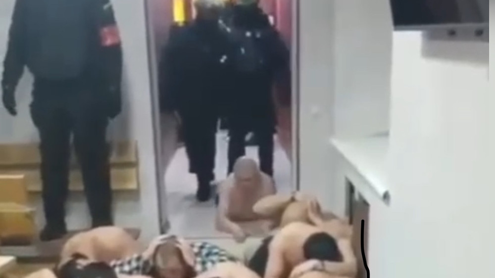Москвада полиция мончодогу кыргызстандыктарды жөрмөлөткөн видео тарады. ТИМ эмне дейт?