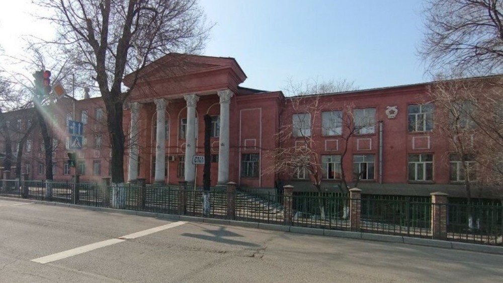 Бишкектеги мектепте каза болгон окуучу кыз. Завуч менен мугалим жумуштан четтетилди