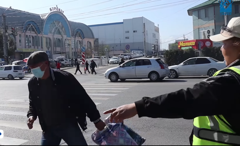 "Кичинекей бала эмессиңер да". "Ош базарда" жөө жүргүнчүлөр да тартипке чакырылды (видео)