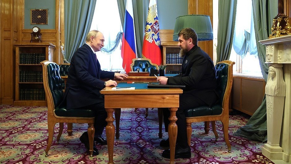 Путин отставка сурап жаткан Чеченстандын башчысы Рамзан Кадыров менен жолукту