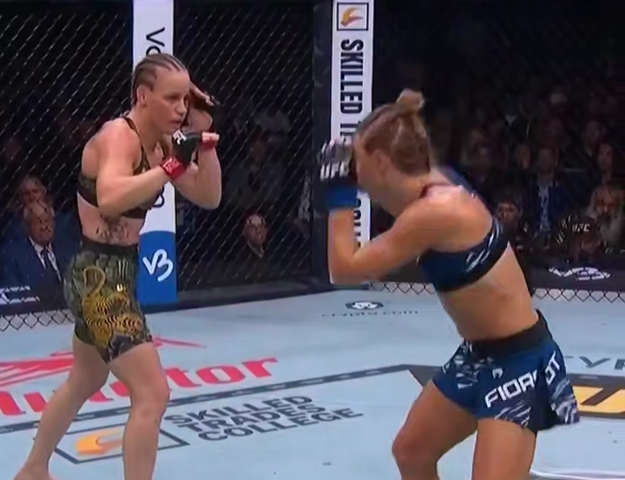 Валентина Шевченко чемпион наамын сактап калды