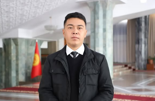 Блогер Айтилек Орозбеков үй камагына чыгарылды