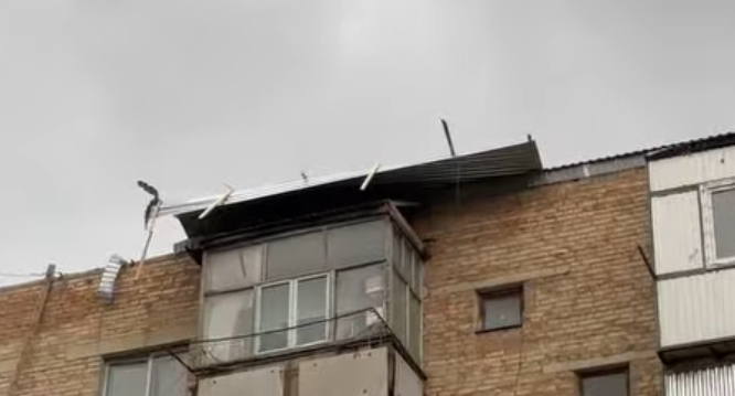 Таласта катуу шамал үйлөрдүн чатырын учурду (видео)