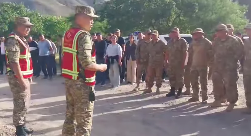 Ак-Буура дарыясына түшүп кеткен баланы издөөгө 250 адам чыкты