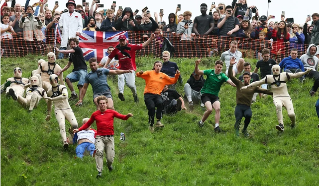 Сырдын артынан чуркап, жыгылып, жаракат алып... Британияда эң кооптуу мелдеш өттү