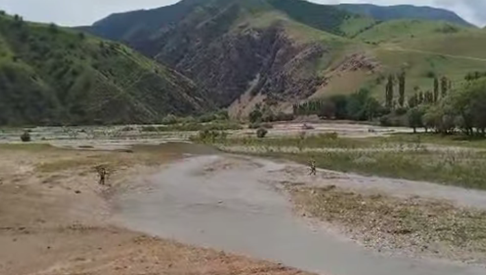 Аксыда аялдын кийимдери жээктен табылып, өзү дайынсыз болуп жатат