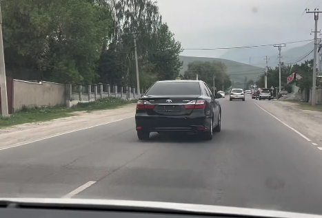 Бишкекте өспүрүм унаа айдап чыгып, милициядан качкан (видео)