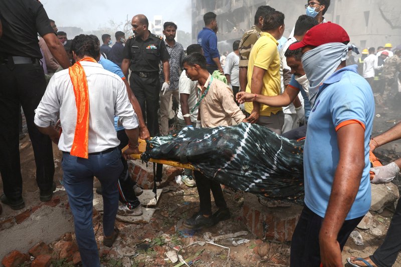 Индияда кыйраган учак. Каза болгондордун саны 310 кишиге жеткени айтылды