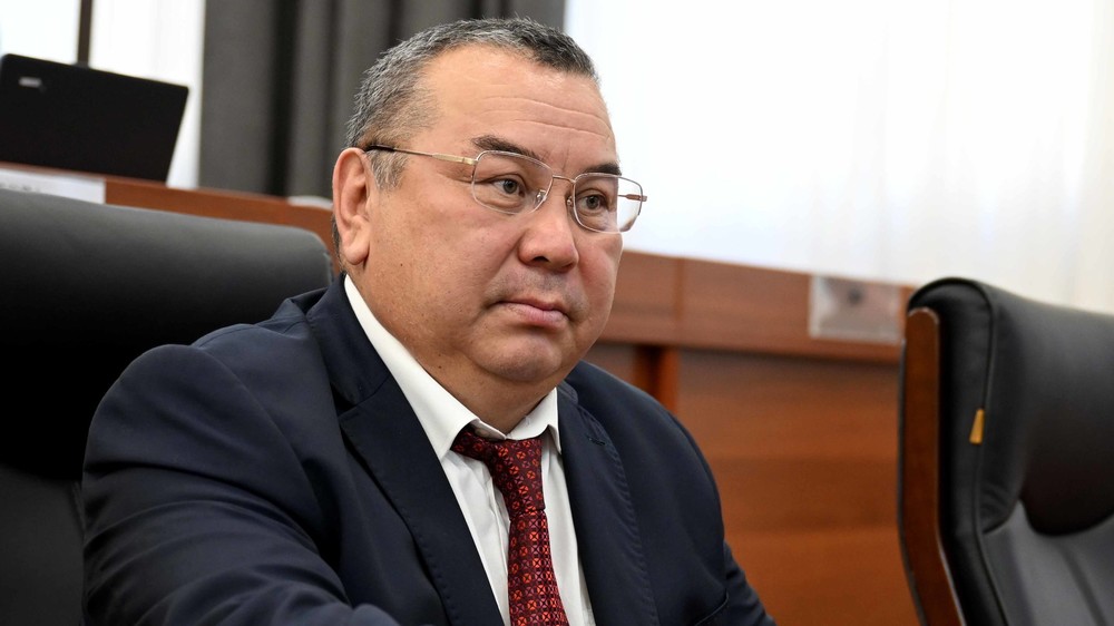 Балбак Түлөбаев эмне үчүн тил мыйзамына каршы чыкканын тизмектеди (видео)