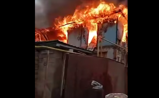 Бишкектин Кара-Жыгач конушунда контейнерден куралган үй күйүп жатат