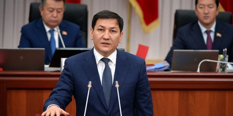 Абдил Сегизбаев: «Парламентте наркотрафикке, контрабандага, уюшкан кылмыштуу топторго аралашкандар жүрөт. Аларга кантип сый-урмат менен мамиле кыласың?»