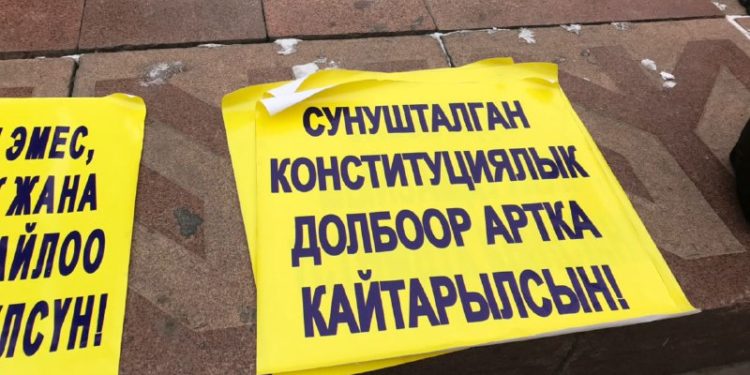 Ак Үйгө бет алган «Баш мыйзам үчүн!» деген жөө жүрүш башталды