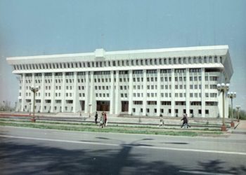 Ак Үйдүн тосмосу алынат