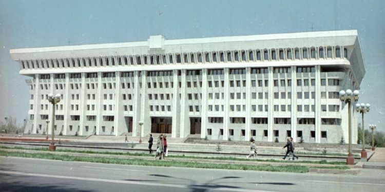 Ак Үйдүн тосмосу алынат