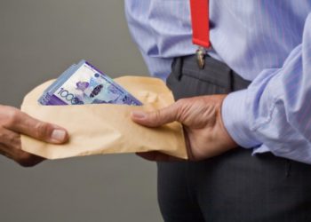 Акаевдин кезинде 1 миллиард долларлык кредитти сыртка чыгарып кетишкенин УКМК казып чыкты