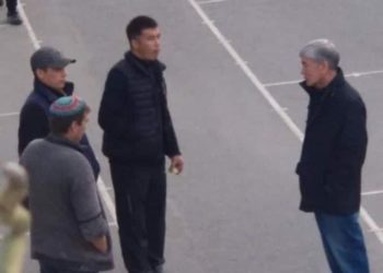 Атамбаевдин түрмөнүн короосунда басып жүргөн сүрөтү жайылды