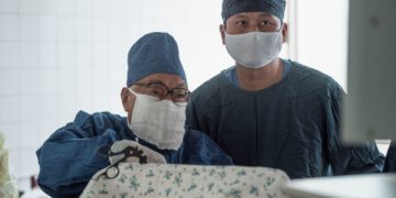 Гиннесс рекорддор китебине кирген хирург Мамбет Мамакеев дипломун колго алды
