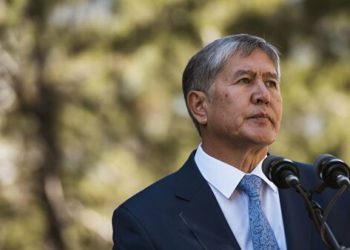 Сот Алмазбек Атамбаевди камакта калтыруу чечимин чыгарды