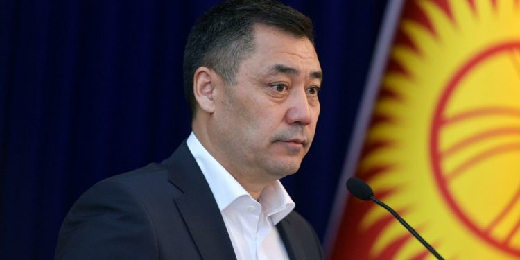 «Тескери сүйлөгөндөрдү үйрөтөбүз». Жапаров референдумга каршы болуп жаткандар боюнча үн катты