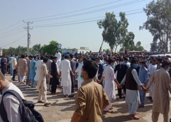 Кыргыз өлкөсүндө диплом алган пакистандык врачтар митингге чыгышты