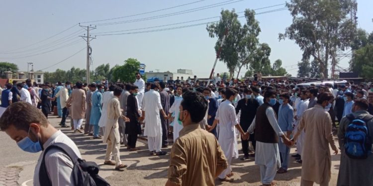 Кыргыз өлкөсүндө диплом алган пакистандык врачтар митингге чыгышты