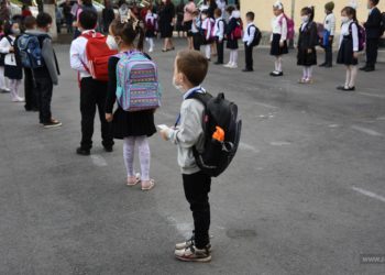 Сентябрь айынан бери 2 миңдей окуучу коронавирус жуктуруп алган