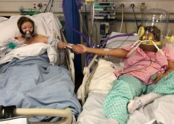 Кызынын колун кармап үзүлгөн эненин сүрөтү көпчүлүктү кайгыга салды