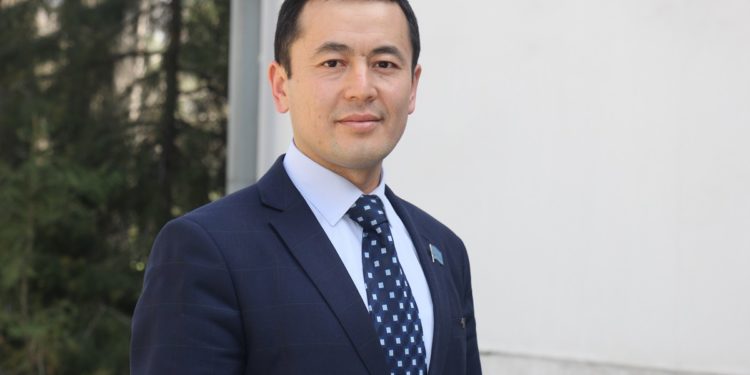 Нуржигит Кадырбековдун Маданият министри кызматынан кетишин талап кылышууда