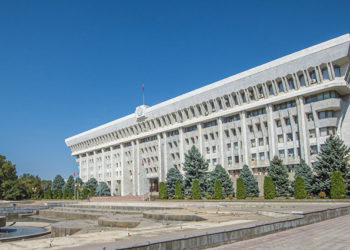 Ак Үй жөө жүрүш өткөрүп жаткандарга сөөмөй кезеди