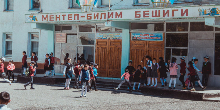 Мектеп директорлору эми конкурс аркылуу тандалабы? Эл өкүлдөрү мыйзам долбоорун коомдук талкууга койду