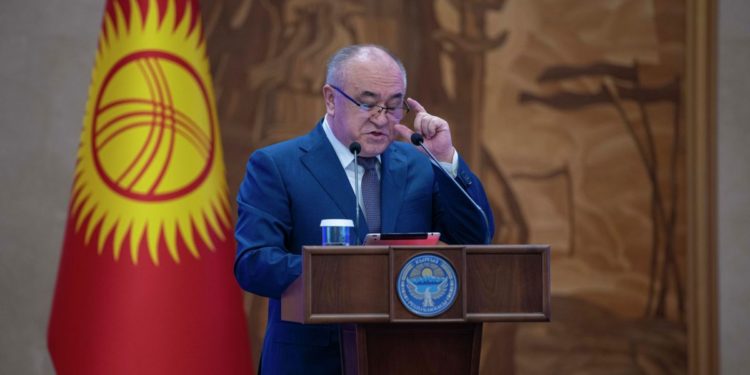 Өмүрбек Текебаев фракция лидерлигинен кетти