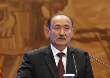 «Сактоого муздаткыч жок». Кыргыз өлкөсү коронавируска каршы бекер вакцинаны алуудан баш тартты