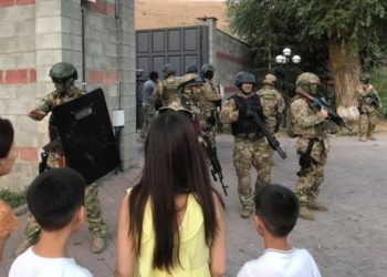 Кой-Ташта «Альфа» кызматкерлери күнөөсүз элди, айыпсыз врачты да сабаган. Интернетке чуулгандуу видео тарады