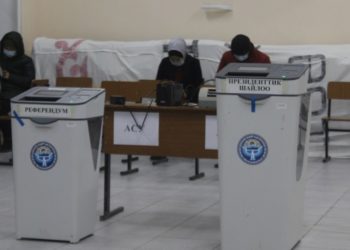 Президенттикке ат салышып жаткан талапкерлер добуш берүүсүн улантып жатышат