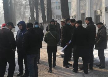 Аскер прокуратурасынын алдына камакка алынган Абдил Сегизбаевдин тарапташтары чогулду