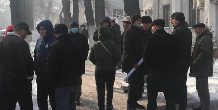Аскер прокуратурасынын алдына камакка алынган Абдил Сегизбаевдин тарапташтары чогулду