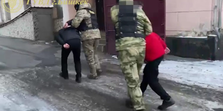 Бишкекте баңгизат сатуу менен алектенген топ кармалды