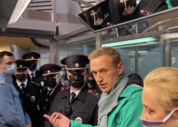 Оппозициялык саясатчы Алексей Навальный Москвага учуп келери менен кармалды