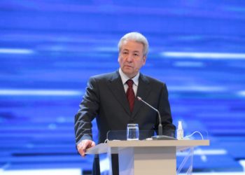 Мадумаров УКМКнын короосуна таш ыргытып, БШКны күнөөлөп жатат