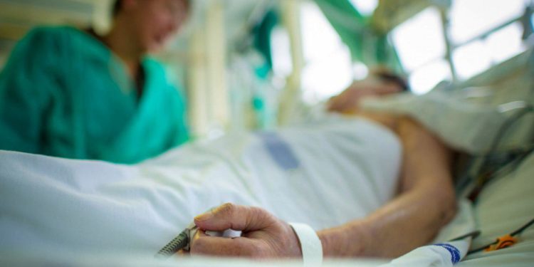 Таласта кафеде газ баллондун жарылуусунан 10 адам ооруканага жаткырылды. Анын ичинен бирөө денесинен 80 пайыз күйүк алган