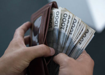 «Окуу акысына 50 пайыздык жеңилдик сурайбыз». Студенттер бийликтен жардам күтөт