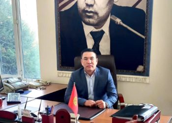 Садыр Жапаровдун сүрөтү түшүрүлүп токулган килем кызуу талкууга түштү. Иш бөлмөсүнө илип алган адамдын өзү эмне дейт?