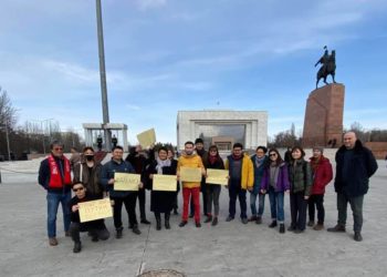 «Садыр ава, Путин болбо!», «Конституцияны көрсөт!» деген плакаттары менен активисттер митингге чыгышты