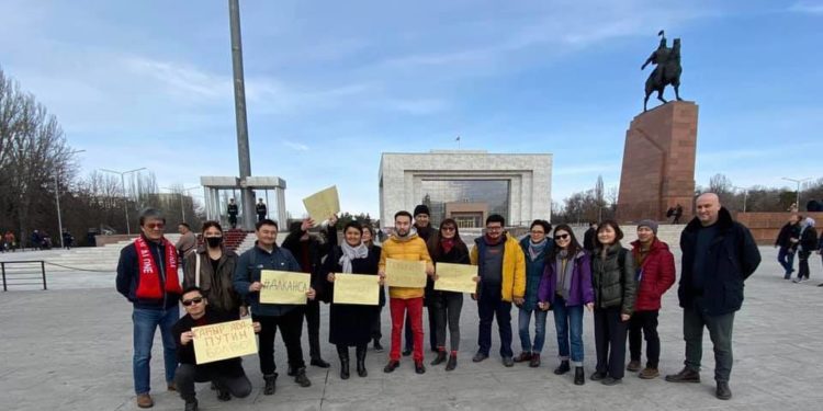 «Садыр ава, Путин болбо!», «Конституцияны көрсөт!» деген плакаттары менен активисттер митингге чыгышты
