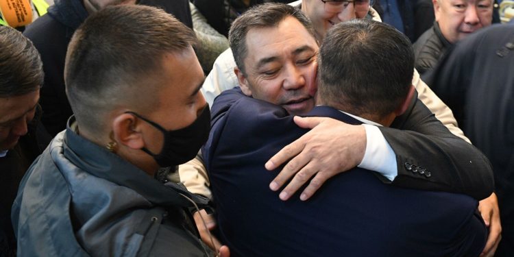 Саясатчылардын кимисине ишенесиз? Садыр Жапаров алдыга суурулуп чыкса, Камчыбек Ташиев экинчиде