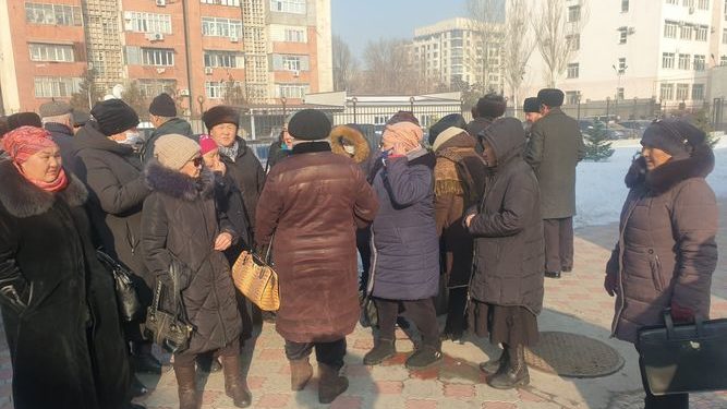 Биринчи Май райондук сотунун имаратынын алдына Курсан Асановдун тарапташтары чогулду