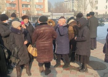 Биринчи Май райондук сотунун имаратынын алдына Курсан Асановдун тарапташтары чогулду